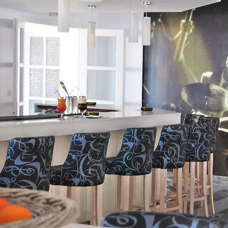 מלון Semiramis Village 4*