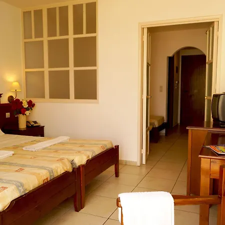 מלון Semiramis Village 4*