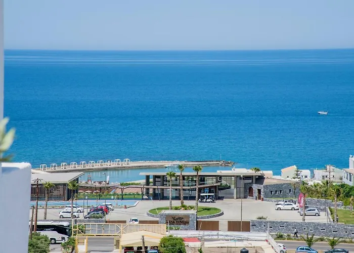 Готель Semiramis Village 4*