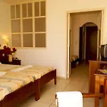 Ξενοδοχείο Semiramis Village 4*